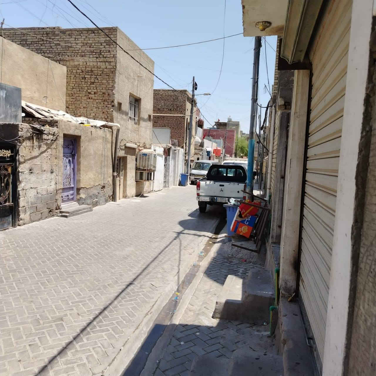 السلام عليكم نصف قطعة 72متر للبيع 
قطاع 51قرب شارع الخدمي الاورفلي بناء حديث قاطين متكون  متكون من ثلاث غرف واستقبال وممر وصاله حمامات 2 +سطحين 
للاستفسار رقم الهاتف: ***********
