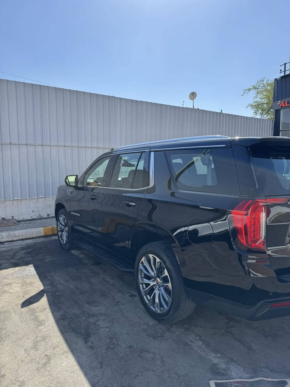 السلام عليكم 
جمسي يوكن sle. خليجي مكفول كفالة عامة ومغلفة ppf درجة اولى خارج وداخل السيارة جديدة ماشية اقل من 60 
رقم بغداد دولي بسمي 
مواصفات معرفة 
محرك 5300
كشنات كهرباء +جلد
باب خلفي كهرباب + فتح بالقدم
شاشة كبيرة 
وبقية الموصفات معروفة 
بالضافة الى ويل + شباك  دنلي
تخم تاير + بطارية جديدة ايضا 
السعر 47500$
بغداد حي الاطباء 
***********
