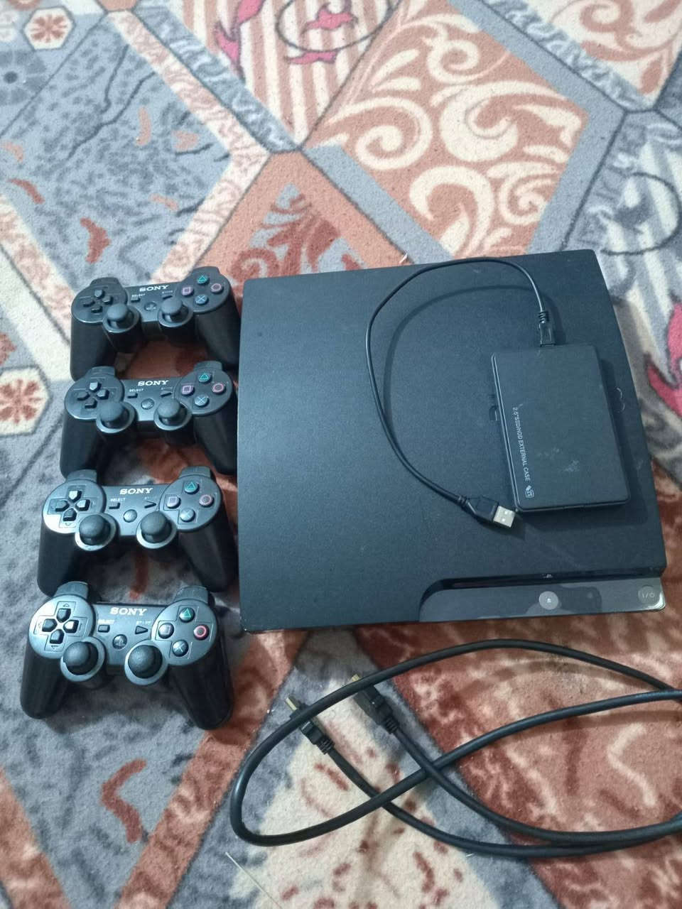 بلي ثري سلم مع هارد خارجي بي ٥٠ لعبه مع ٤ جوستكات شغلات على الفحص كامل مكمل سعره ١٠٠ وبي مجال قليل مكاني الديوانيه شارع الوكفه ***********
