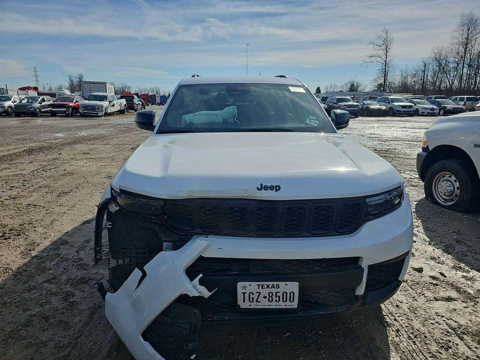 السلام عليكم
جيب 2023 بلاك توب ( بيع مستعجل ) 
7 راكب VIP
لون ابيض 
حادث فقط دعاميه اماميه الباقي مكفول 
ارباك دركه ودشبول راجع سستم 
بيه كتاب تضليل 80‎%‎ 
السياره موجوده بالحله 
الاتصال ***********
