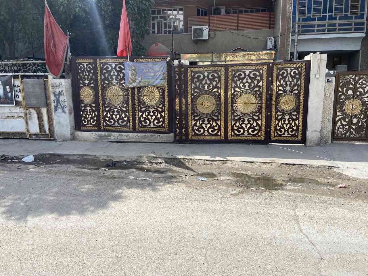 السلام عليكم باب سلايت مع سياج حديد ثقيل شغل تسكام جديد مابي لا زنجار ولا كسر بالبيلت لبيع مكاني مدينة الصدر ***********
