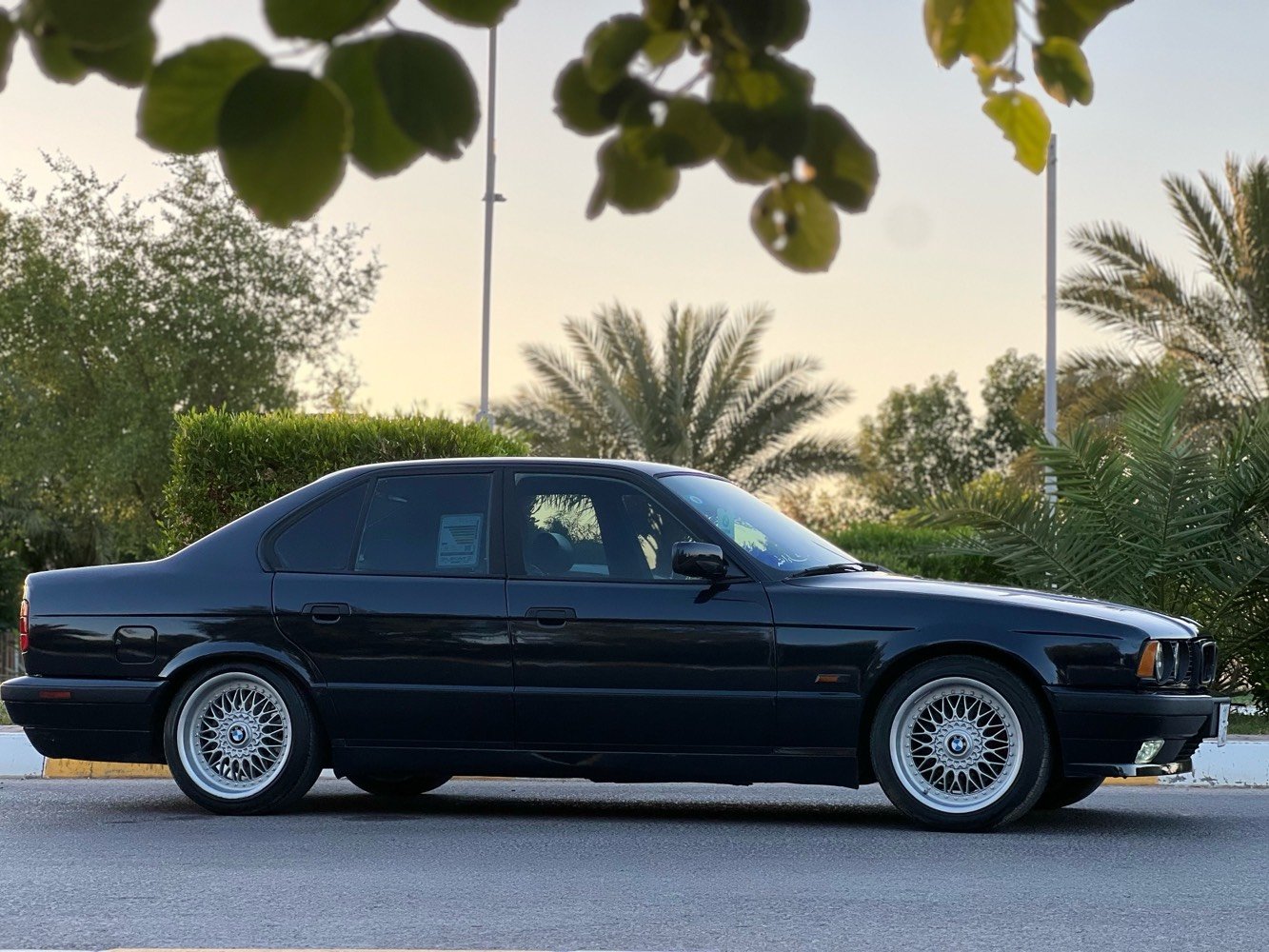 سلام عليكم بي ام525اصل موديل1991رقم بغداد انكليزي سنويه 31محرك مسكر  فانوس كير وتماتيك بجم عريض فتحه سقف تبريد شغل شرط السياره فقط صبغ جماليه بدون ضربه او خياس صدر جديد غرفتها جديده كهربائيات بلادي كشنات جلد بلادي 
***********
ممكن تذكر شنو سعة المكينة بالضبط وشنو رمزها/نوعها؟ (525i لو تبديل أو عليه تعديل؟): 
سلام عليكم بي ام525اصل موديل1991رقم بغداد انكليزي سنويه 31محرك مسكر  فانوس كير وتماتيك بجم عريض فتحه سقف تبريد شغل شرط السياره فقط صبغ جماليه بدون ضربه او خياس صدر جديد غرفتها جديده كهربائيات بلادي كشنات جلد بلادي 
***********
وين موقع السيارة حالياً شنو المحافظة/المنطقة؟: 
تكريت