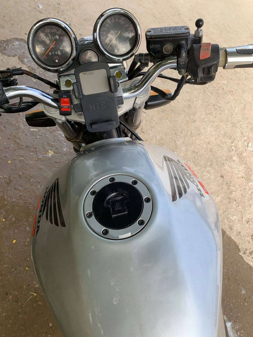 سلام عليكم. 
cb400

جيل اول. ١٦ ولف. 

اوراق كمرك مدفوع. 

مكينه خرسه. تشغيل نكره. 

نضافه نفس الي بصوره. وانضف بعد 

نعومه وشلعه كلش حلوه. 

المكان ناصريه. قضاء الرفاعي. 

***********.
