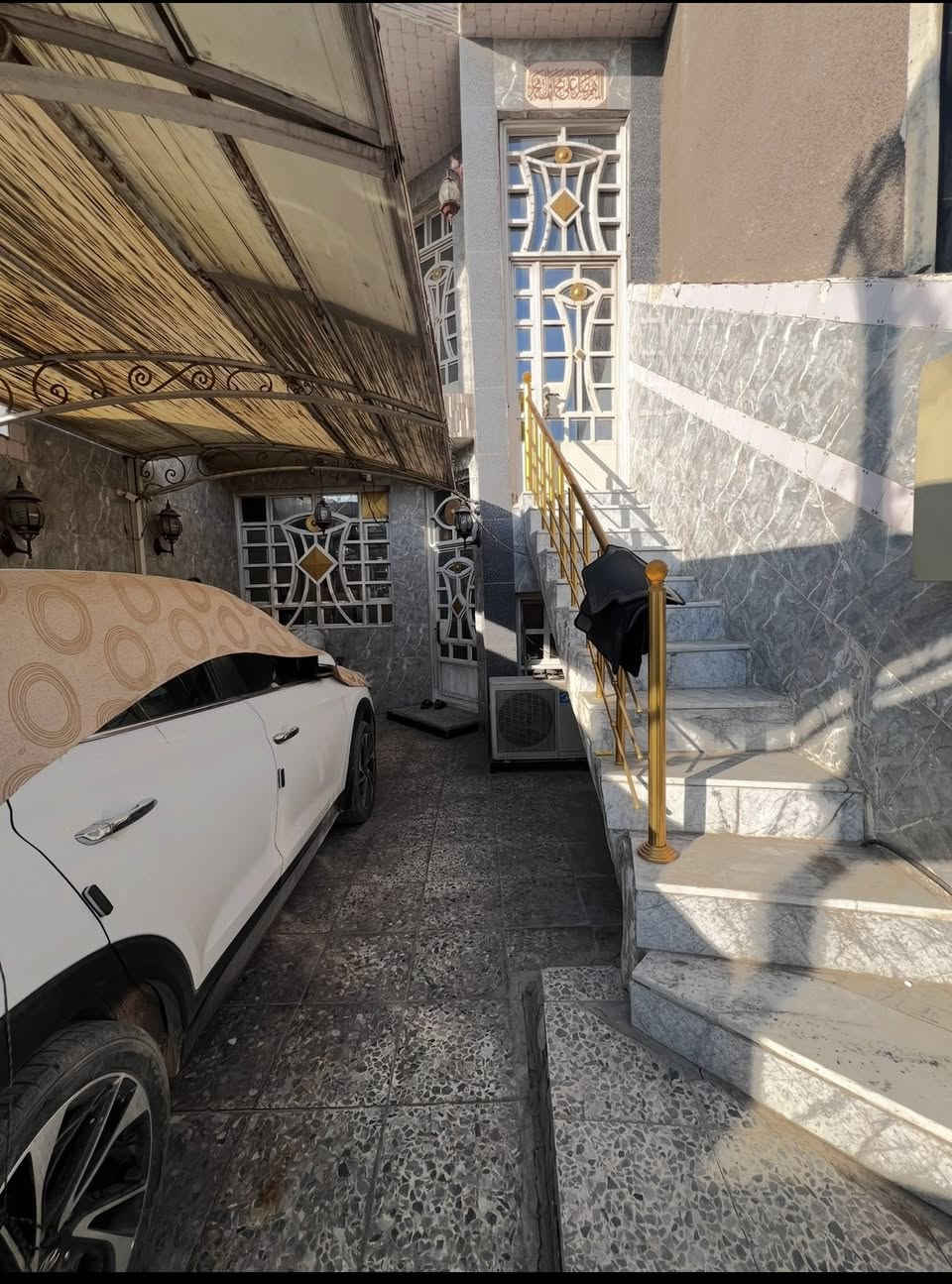 دار للبيع
مساحه 135متر خارطه تركيه 
الواجهة 5 متر
نزال 27 متر 

الطابق الاول
مطبخ+خدمات+غرفة نوم+منور
 
الطابق الثاني 
غرفة+خدمات+استقبال نظام تركي

الطابق الثالث 
غرفة+ خدمات+سطح

بغداد الجديدة / حي الخليج 
📍قرب مستشفى العلماء 
الاستفسار ***********
