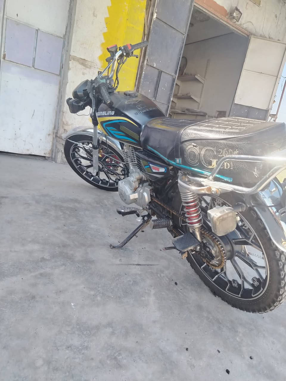 السلام عليكم للبيع سيفان موديل ويل الجدام اعوج ول شاشه طافيه  25محرك مفتوح نشاط فول السعر  450  اتصل وتدلل. ***********
