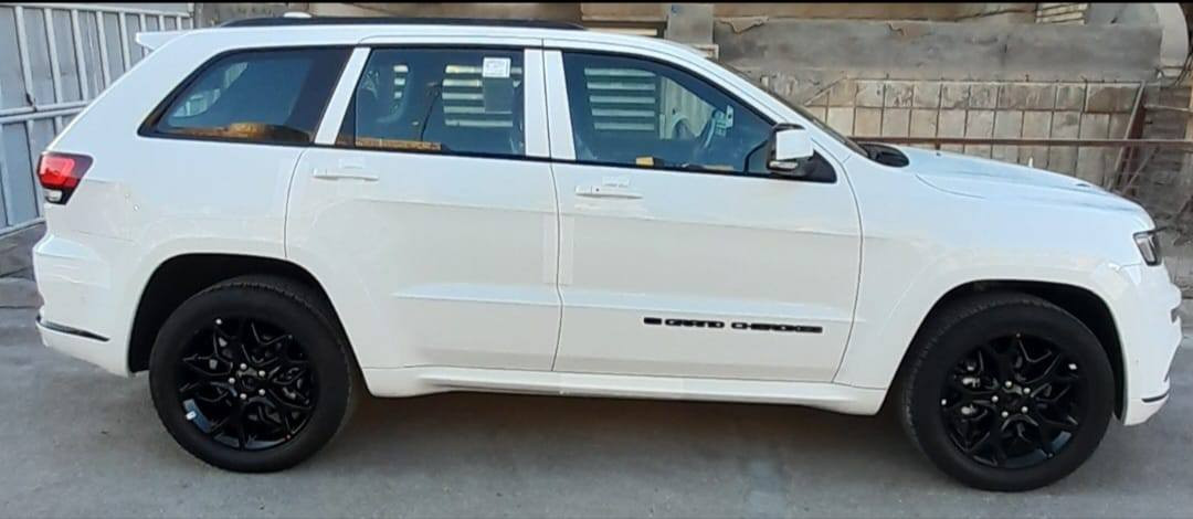 السلام عليكم جيب كراند شيروكي موديل2021 خليجيه فئه S وكالة هارلم رقم بغداد مكفوله كفاله عامه ماشيه 40 موصفات فول واحد ع واحد  داخل اسود مطعم بحمر رقم التلفون ***********
