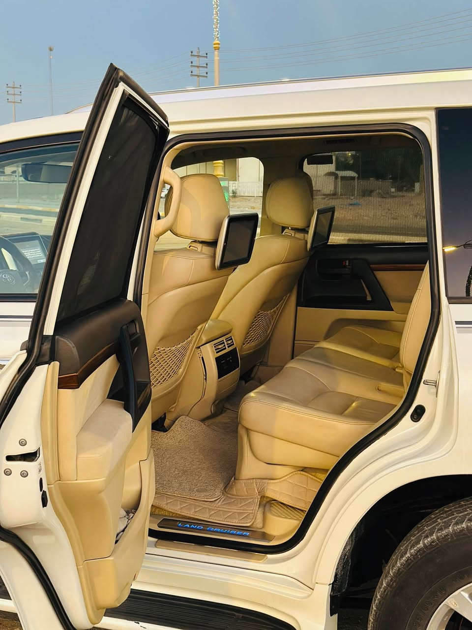 لاندكروز 2017  GX.R وايت اديشن فول مواصفات السياره كفاله عامه 
ماشيه 96 رقم بغداد ب اسمي 
*********** كربلاء, العراق
