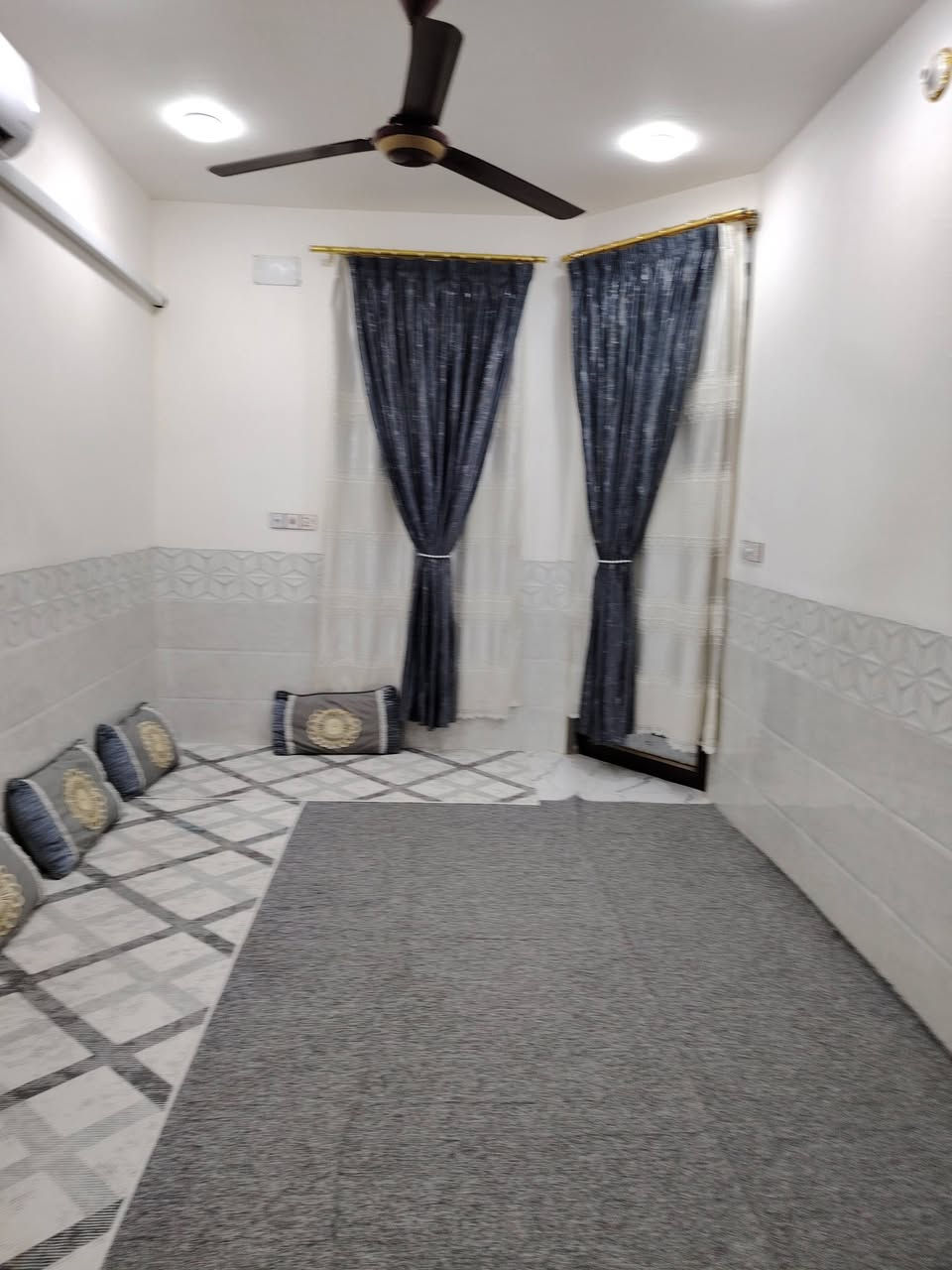 بيت المساحه ( ١١٥) مكانه زراعي حي ميسان مقابيل استداره العسكري *********** اول مزرعه البيت نضيف وبناء درجه اولى يتكون من 🌹. استقبال +مطبخ +صاله جبيره 6*4 + غرفه وتخاريج داخليه وخارجيه  للاستفسار ***********
