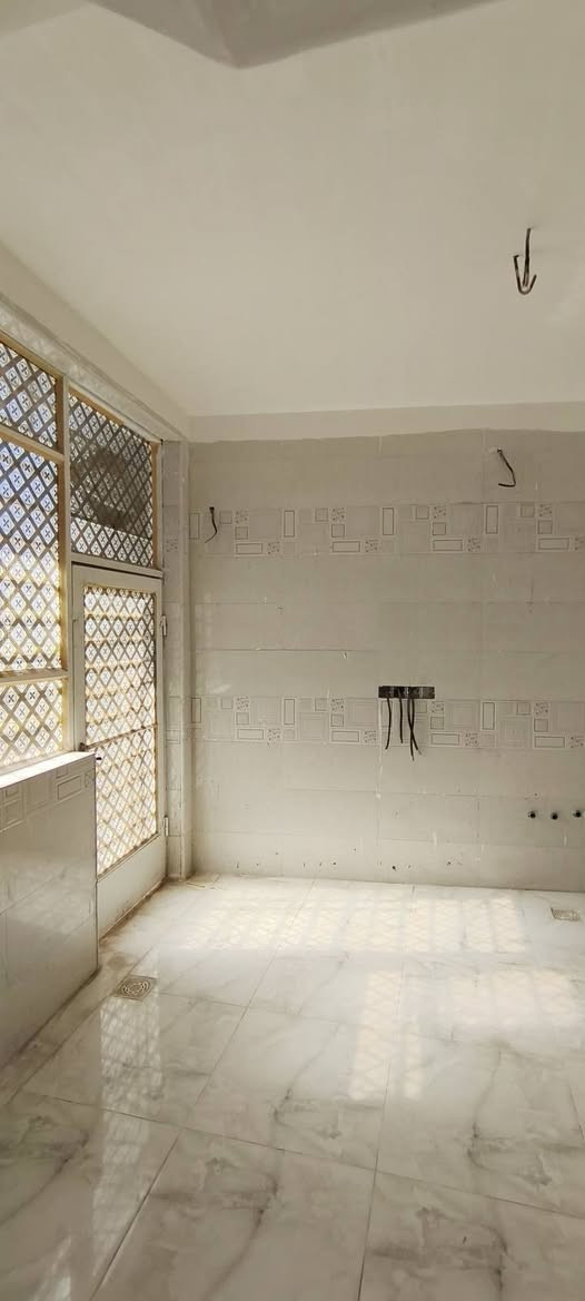 مشتمل طابو زراعي سند 25 مساحته ١٠٠متر مربع بناء جديد درجه اولى غرفه وصاله واستقبال ومطبخ وصحيات داخليه وخارجيه مكانه طويريج خلف الدفاع المدني مجمع الحوراء السكني كافة الخدمات متوفره السعر والتفاصيل إتصل أو راسل ***********
