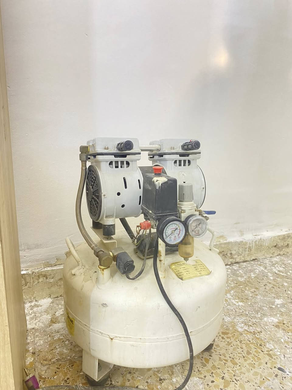 السلام عليكم
عيادة اسنان متكامله تماماً
السعر جداً مناسب ( ٣٠ ورقه)
جير اسنان نظيف جداً
كمبريسر مغلون كاتم
اوتوكليف كلاس B غير مستخدم  (runda)
اشعه جداريه 
ابكس لوكيتر 
سكيلر مع الجير
هاند بيس ٢
تورباين ٢
لايت كيور 
ادوات قلع + حشوات كاملللله
مواد حشوات + حشوات جذور 
عارضه مواد 
عارضه ادوات + مخزن 
مكان العياده بغداد الكرخ
البيع بدون المكان
***********
