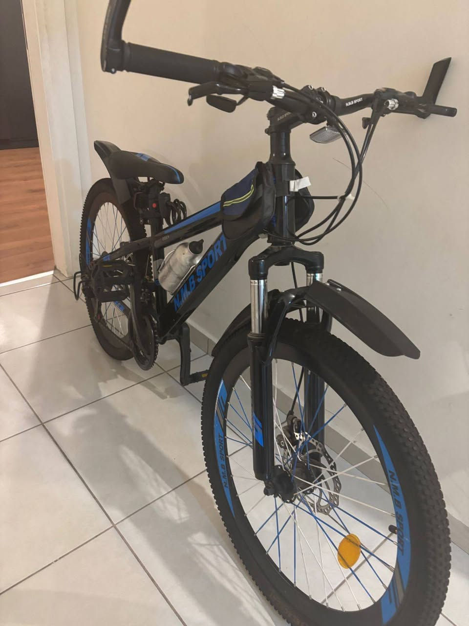 🚲 بايك رياضي للبيع – نظيف استعمال خفيف جداً

بايك نوع N.M.B SPORT بحالة ممتازة، استعمال شخصي وخفيف، ما محتاج أي تصليح وجاهز للمشي فوراً 👌

المواصفات:
✔️ إطار قوي وخفيف
✔️ مساعدات أمامية (امتصاص صدمات)
✔️ سرعات متعددة (تبديل ناعم)
✔️ فرامل ديسك أمام وخلف
✔️ تايرات عريضة وثابتة بالطريق
✔️ جناحات أمام وخلف ضد المي
✔️ حامل قنينة مي
✔️ شنطة صغيرة قدّام للموبايل أو الأغراض
✔️ كشاف خلفي للسلامة

✨ الحالة:
نظيف جداً، استعمال قليل، محفوظ داخل البيت
✨ مناسب لـ:
المشاوير اليومية – رياضة – طلعات

📍 السعر: 130 دولار 
📞 للتواصل: ***********
