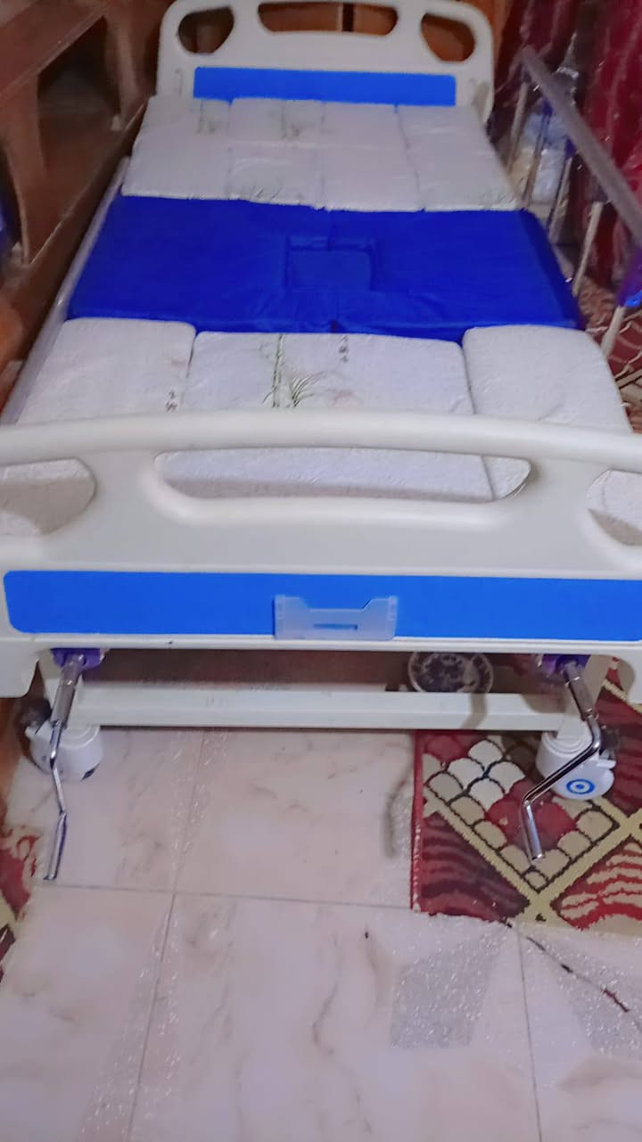 سرير مستشفى 5حركات نظافه فول استعمال قليل للبيع
السعر 300 بي مجال 
للتواصل عل الخاص او رقم ***********
