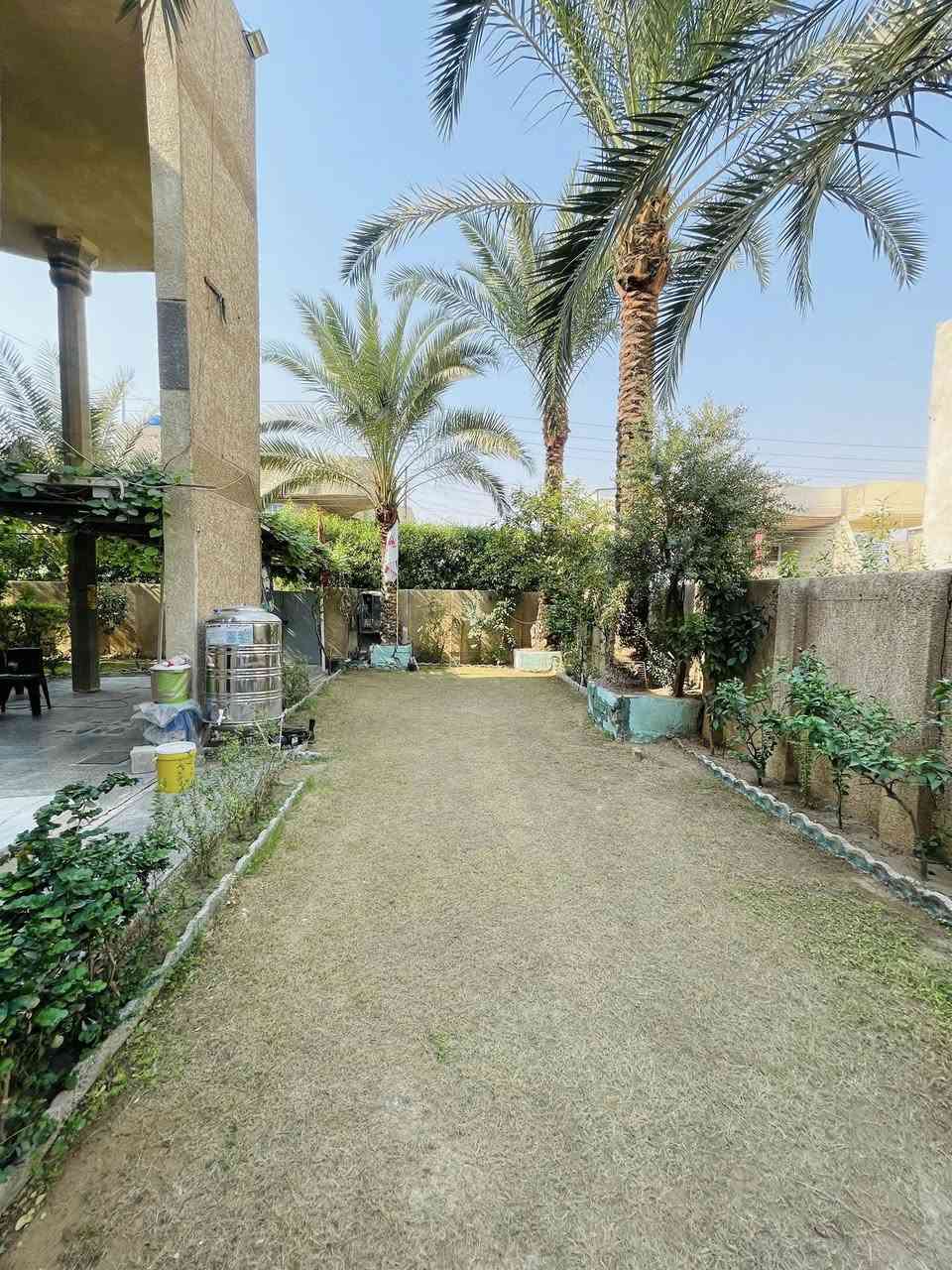 دار للبيع طابو ملك صرف
مساحة البيت 300 م
واقع حال 400 تشجير جانب البيت 100 م

كراج يكفي سيارة 

الطابق الارضي 
استقبال +هول داخلي +مطبخ + غرفة نوم + صحيات+
ترك خلف البيت

الارضية مرمر 
 
الطابق الثاني 
غرفيتين سويت وغرفة عادية + ٢ غرف صغار 

الطابق الثالث 
غرفة + بيتونة 
ومخزن صغير بالسطح 
السعر ٨٥٠ مليون 
العنوان 
منطقة ال un في البلديات المربع الذهبي 
للاستفسار  ***********
