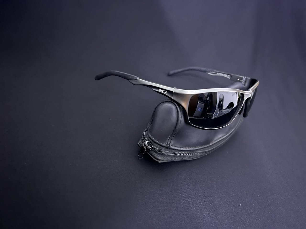 ماركه Kinetix

التصميم: تأتي بإطار معدني (أو بمظهر معدني) بلون
Wrap-" وتصميم ،(Matte Silver) فضي مطفي
الذي يلتف حول الوجه، وهو تصميم مفض ar
للأنشطة الرياضية والقيادة لأنه يوفر حماية جيدة من الشمس والرياح من الجوانب.
• العدسات: عدسات داكنة مائلة للسواد، وغالباً ما تكون في هذه الموديلات مزودة بميزة الاستقطاب
لتقليل الانعكاسات وتوفير رؤية أوضن ( da a
الإضاءة القوية.
• الأذرع: تتميز بأذرع نحيفة وانسيابية تحمل شعار العلامة التجارية KINETIX بشكل واضح، مع نهايات مغطاة بمادة مطاطية . ٠٠اء لضمان الثبات والراحة
خلف الأذن.


**إذا كنت صاحب هذا الإعلان وتريد حذفه لأي سبب، رجاءا أرسل رسالة إلى الدعم الفني**