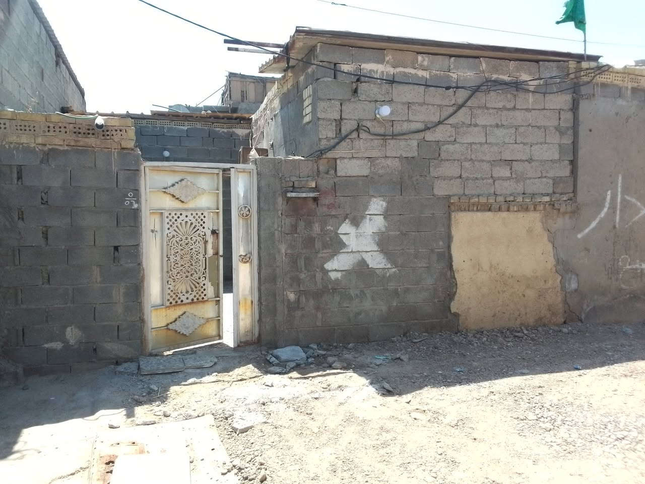 السلام عليك ورحمه وبركاته منزل 
للبيع يحتوي على 2 غرف نوم و مطابخ و حمام
واستقبال بناء نص سيندويج و نص عكاده 
الموقع بغداد مدينة الصدر منطقة الحميدية 
مقابل اسواق حسون أو الشويلات و المضمد علي بو فاطمة كافة الخدمات من ماء ومجاري و
مضمدين ومحلات السعر مناسب 
تصل على الرقم *********** موجود على الواتساب
