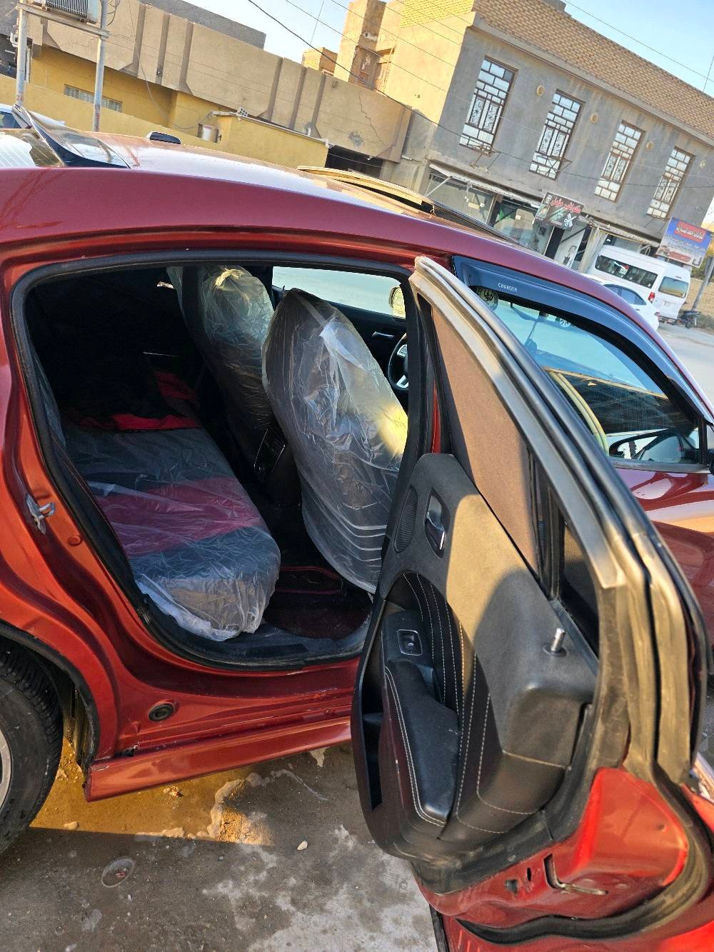 سيارة دودج تشارجر لون خمري للبيع. السيارة نظيفة ومصانة بشكل جيد من الداخل والخارج. الميزات تشمل محرك قوي وتصميم رياضي جذاب. السيارة مثالية لعشاق القيادة الممتعة والقوة.