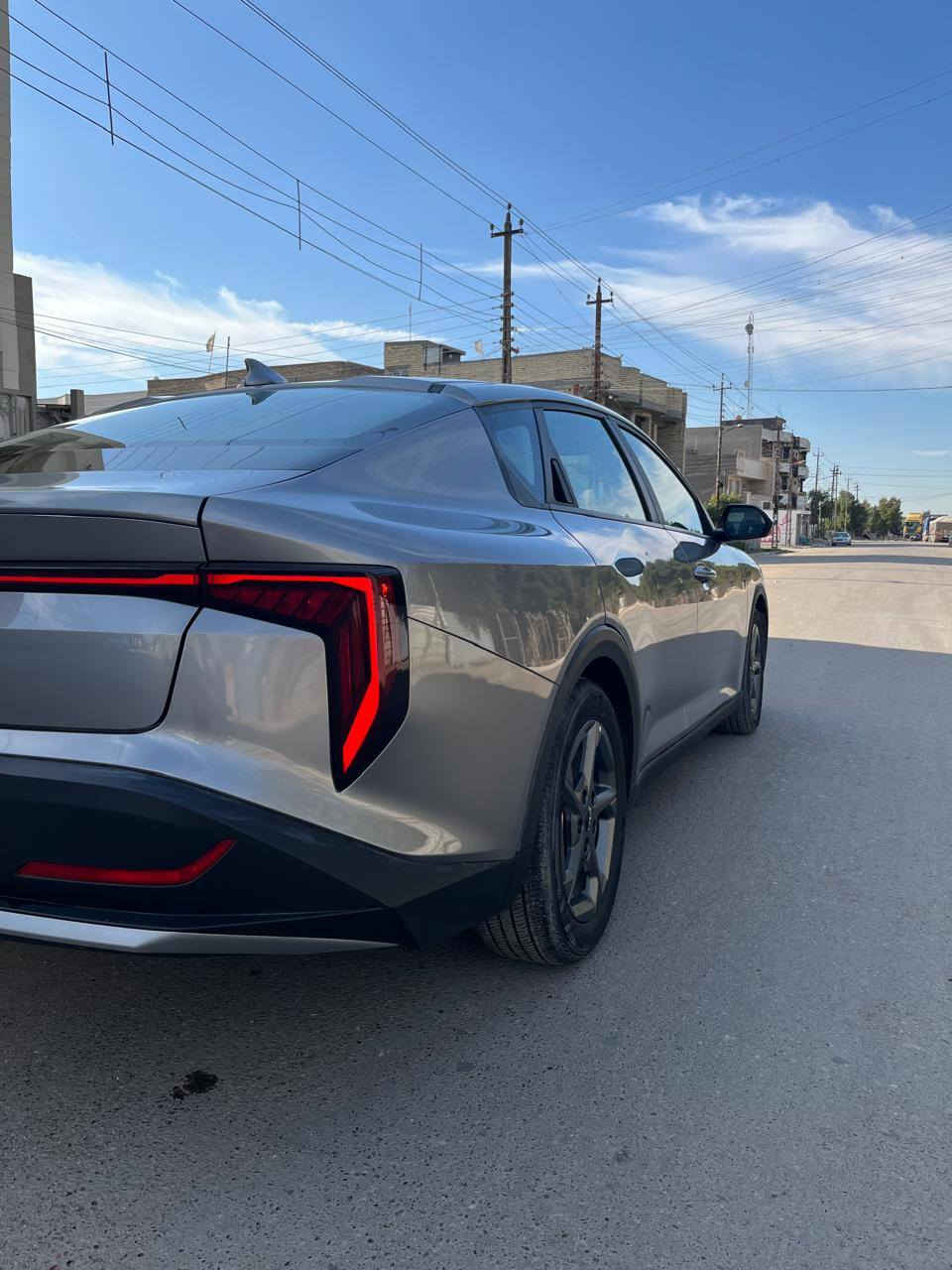 السلام عليكم 
متاح كيا كي فور 2025
وارد امريكي
ماشية 3000 ميل
Kia k4
فول موصفات عدا فتحة واشاير بالمري 
.تشغيل عن بعد 
.اشارة ترحيب 
.فتح الصندوق عند الاقتراب 
.اوتو هولد
.سايد بريك كهربائي
.رادار جانبي وامامي 
.مازدات led لد ثلاث عدسات
.قيادة ذاتية 
.تحديد مسار
.شاشة متصلة 
.اضوية داخلية لمس
.تحكم كامل عن طريق الشاشة 
. دشبول بيانو 

الحادث موضح بالصور 
تبديل قطعتين فقط .
.باب سائق امريكي نفس اللون فقط فتح وشد 
.وجاملغ ايسر 

كل القطع اللي مبدلها امريكية مال تفصيخ اصلي بس الجاملغ تجاري  .
السعر :$179
بغداد 
***********
موجود واتساب
