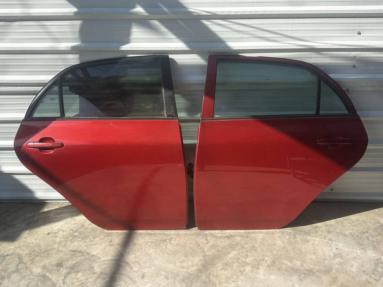 يالله بسم الله الرحمن الرحيم 
متوفر ابواب كورلا من موديل 2008-2013 
١ زوج جهة اليمين فقط خلفي لون سلڤر 
١ زوج خلفي  لون احمر 
١ زوج امامي لون سلڤر 
عنوانهن البياع الشهداء
***********
