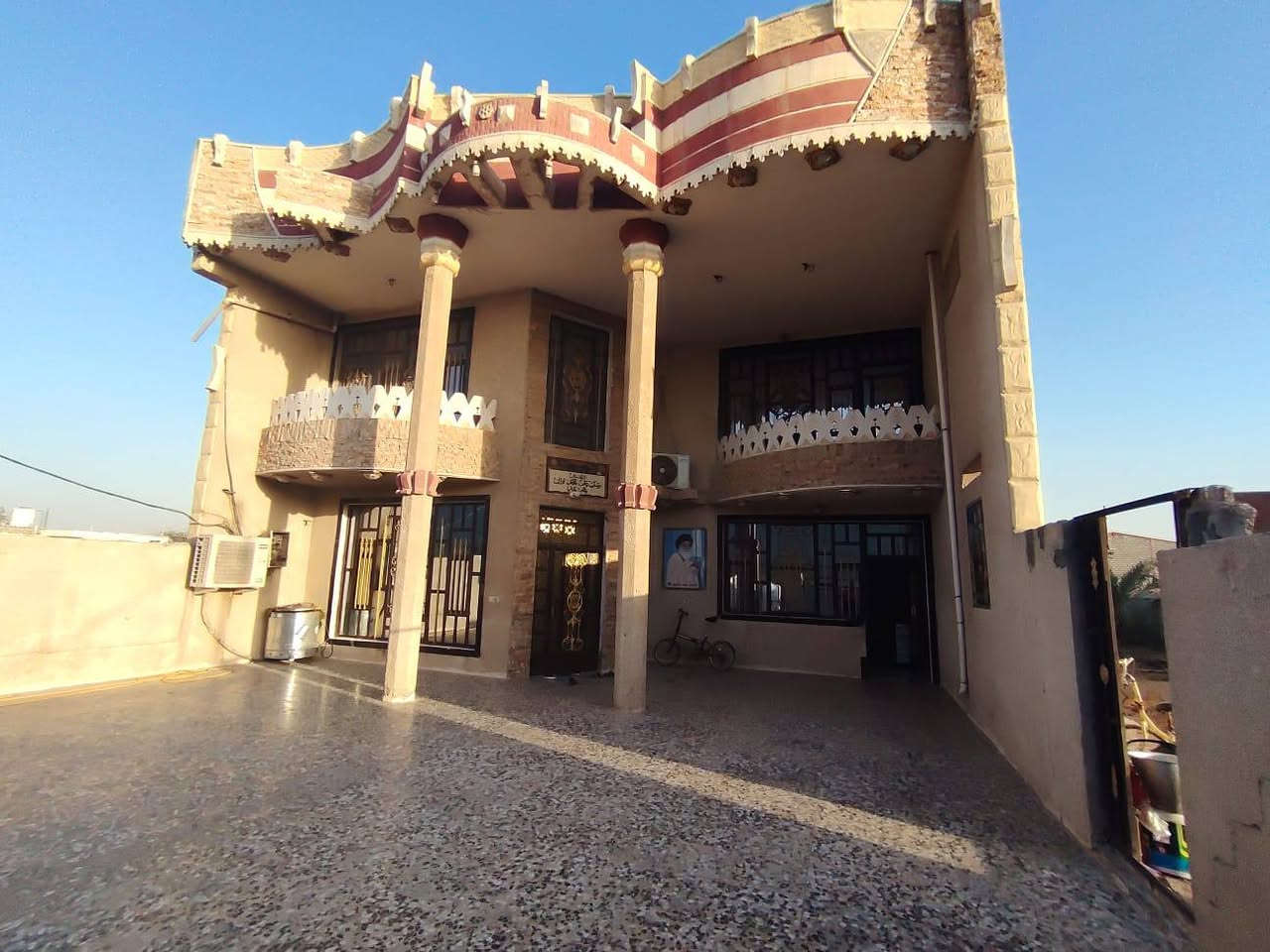 السلام عليكم
بيت للبيع مع قطعة ارض 
سند ٣٥
المساحه نصف دونم البناء ٣٠٠متر 
بناء طابوك طابقين يحتوي الطابق الأول  على ٢غرف نوم وصاله واستقبال وحمام ومطبخ بارد وحار
والطابق الثاني ٣ غرف نوم واستقبال وحمام ومخزن 
وكذالك تواليت خارجيه وحمام خارجي 
متوفر كل الخدمات ماء كهرباء وتبليط لحد لباب بيت جاهز من كل الخدمات 
العنوان تقاطع النهروان مقابل القريه النفطيه للإستفسار 
***********
