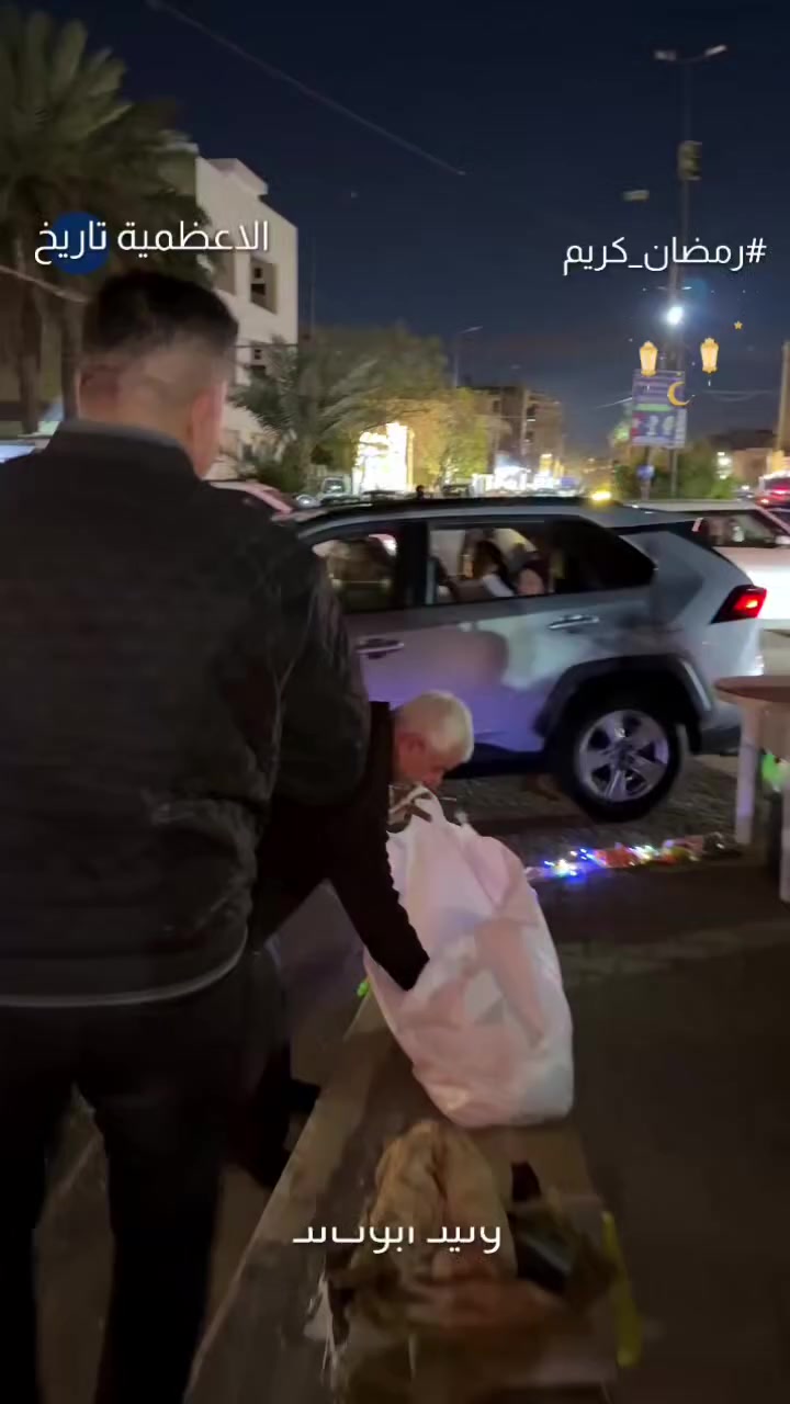 رزق الحلال ماكو احلى منه 
عمو ابو طه عمره اكثر من 60 سنة 
زوجته مريضة وعنده ثلاثة اطفال
بهذا الجو البارد يبيع لعب اطفال 
يضل لحد الساعة 2 مرات 3 بعد منتصف الليل 
يم مسجد جلال 
اتمنى الكل تساعده وتوكف وياه ايجاره 400 الف 
تصوروا شاد رجليه الاثنين ويشتغل 
شلون بطل هذا الرجال


**إذا كنت صاحب هذا الإعلان وتريد حذفه لأي سبب، رجاءا أرسل رسالة إلى الدعم الفني**