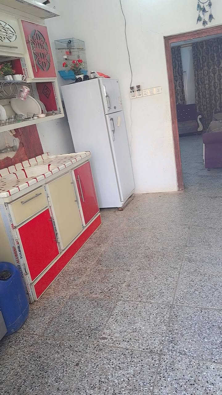 بيت 130متر غرفة وصالة واستقبال ومطبخ وصحياات 2 
الاستقبال 7امتار واصاله 6امتار 
حي ميسان وره سكله االكرعاوي وره مول العائلة الاتصال ع رقم 
‏‪0781 009 9244‬‏

