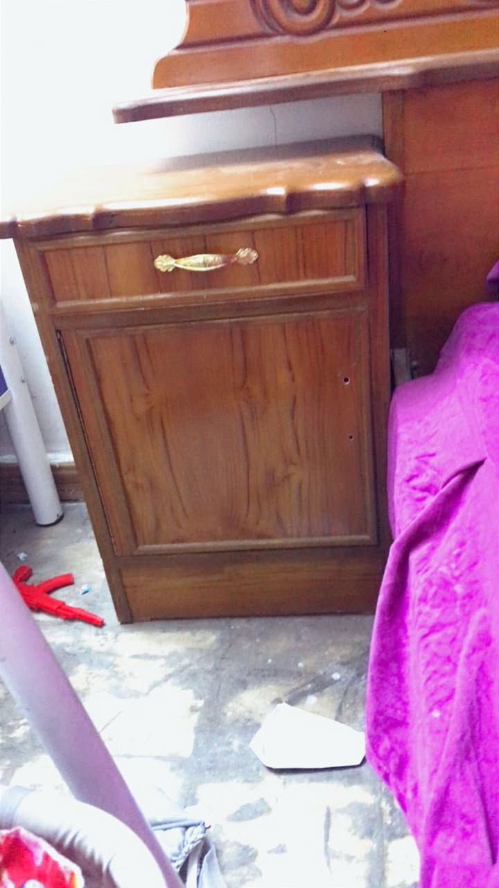 غرفة خشب صاج ثقيل غرفة مرتبة بس عوزها ترتيب شويه وهاهيه سعرها٥٠٠ وبيها مجال  مكاني بغداد حي اور للتواصل واتساب ***********
