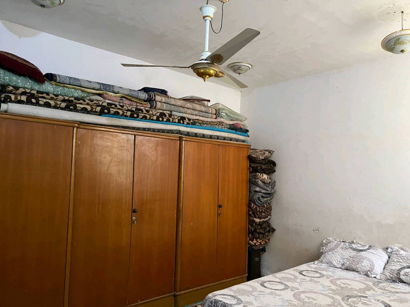 الكوفة البراكية شارع المطار القديم 
نهاية شارع علكم 
120م2 ركن  غرفتين وصالة ومطبخ واستقبال 
صحيات داخلية وخارجية 
صب اساس تسليح
