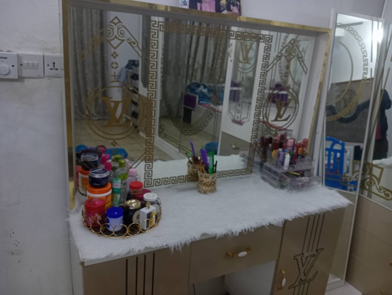 غرفة نوم تركي للبيع كنتور ٦ سلايت+ملحق السعر مليون وبيه مجال
***********
