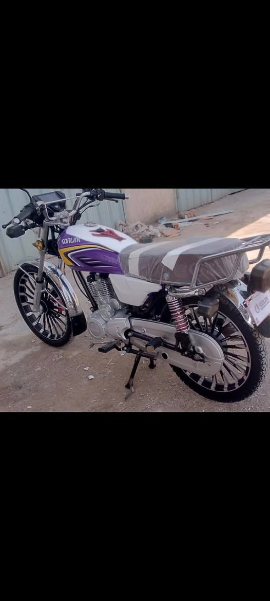 سلام عليكم شباب سيفان للبيع موديل ٢٤شكل ٢٥يعني ورقت ٢٥هم وياهة محرك مامفتوح إسبانة مامدود علية لون مميز الدراجة احلى من صورة بعد اخت الزيرو اي نقص مابية بس فقط دشبول واكف الباقي اشاير دبل اشاير كلة شغال السعر ٨٠٠ وبية مجال ولمو شراي لايخابر ويتعب نفسة مكاني ديالى شهربان سنسل رقم الهاتف ‏‪***********‬‏
