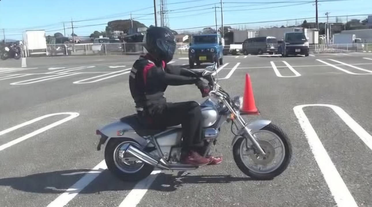 هوندا مگنا 50 Honda Magna 50cc
بدون اوراق 
4 كير 
سرعة 60 
مكينة 50cc
حجم الدراجة صغير
بغداد - مدينة الصدر
***********
السعر 450
