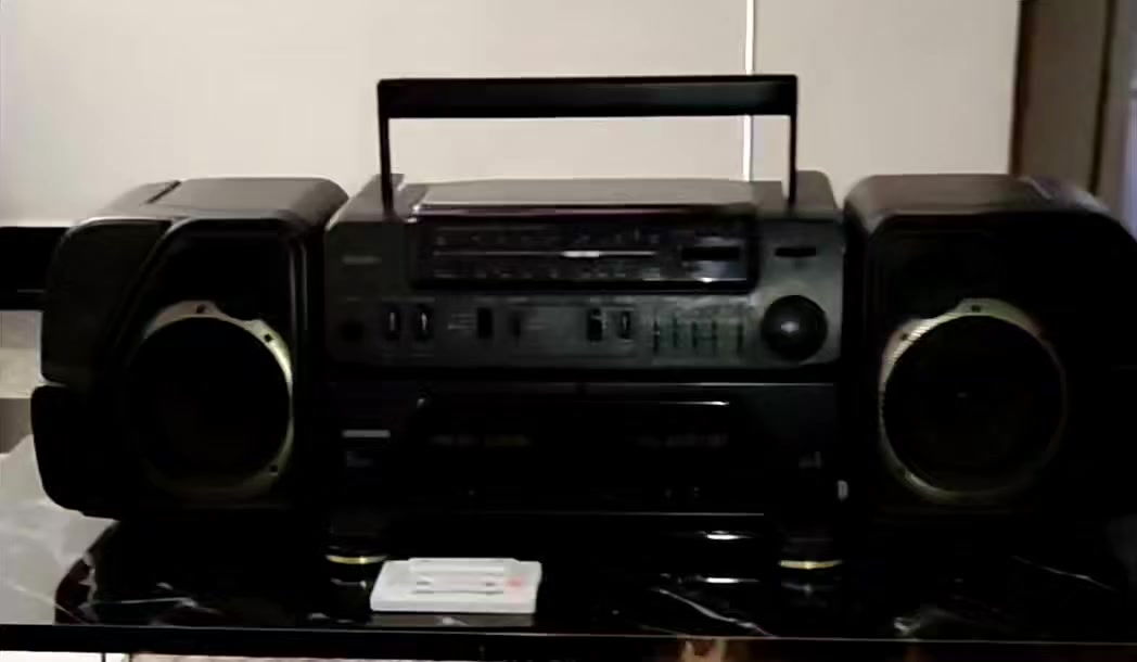 سلام عليكم مسجل راديو للبيع سوني دبل كاسيت جدا نضيف سماعات تنفصل تسجيل خارجي وداخلي يوجد توصيل وتساب ***********
