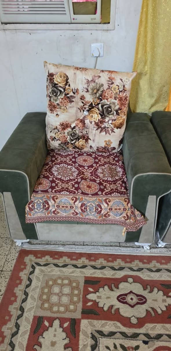 قنفات شغل عراقي درجه اولى مستخدم للبيع ( ١٠ مقاعد )
نضيفات كلش لا زرف ولا شك ولا كسر ولا اي مشكله بيهم 
(( السعر ٣٠٠ )) و بي مجال بسيط 
مكاني بغداد عامرية 
*********** موجود واتساب
