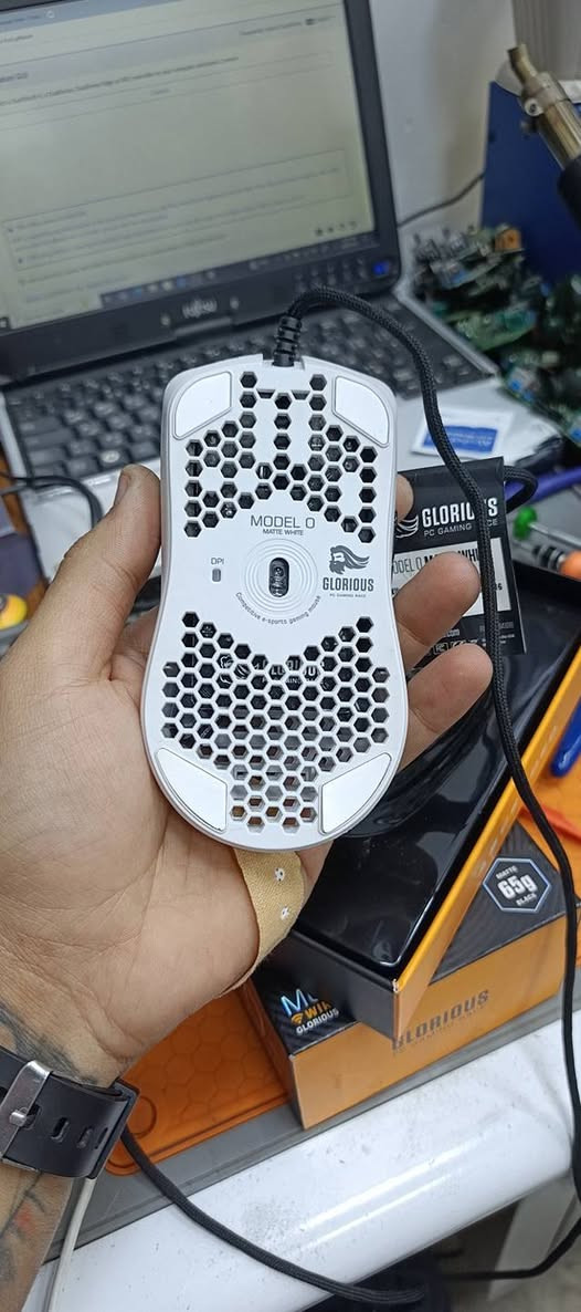 السلام عليكم 
ماوس كلوريس مودل o اخو الجديد
السعر ٥٠ الف
***********
