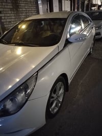 سوناتا 12 خليجي بيها ثلاث قطع صبغ وبيها رصعات خفيفه بالقماره وبيها شوي...