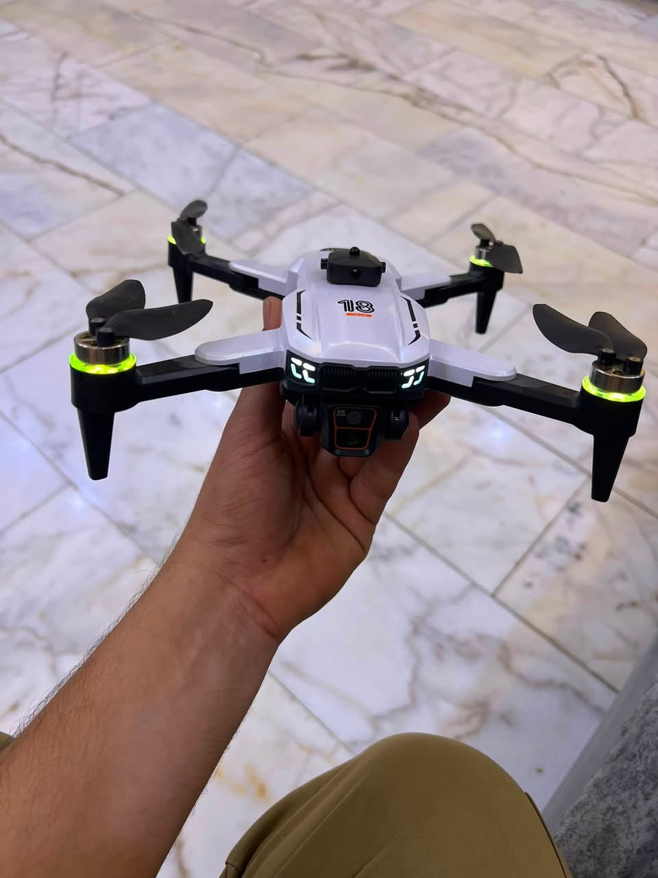 للبيع درون احترافي تصوير حلو HD
جديده مامستعمله ولا مطيرها 
وياها كل غراضها كامله 

70 الف 

مكاني بغداد زيونه 
***********
