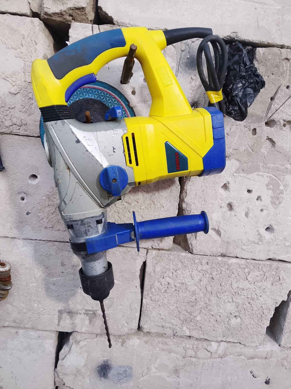 السلام عليكم.
 الاسعار والتفاصيل مذكوره داخل الصور 
دريلات همر وكسارات مستخدم قليل وشرط الفحص 
يوجد توصيل لكفافه محافظات العراق وبغداد 5 آلاف 
*********** يوجد واتساب
