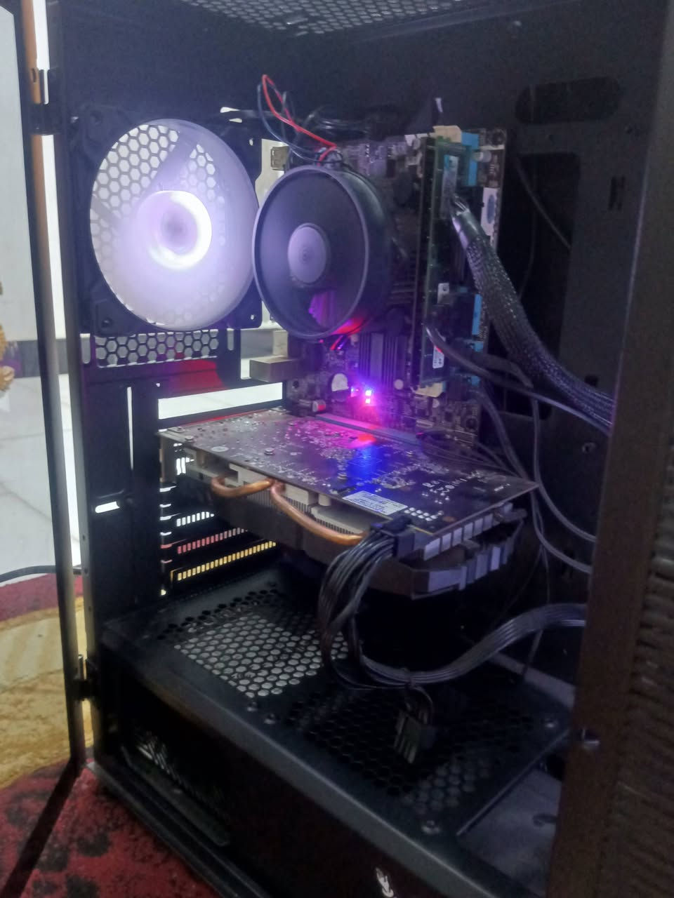 تجميعة للبيع
‏هدية وياها ماوس وكيبورد نقصطك بس شاشة وتشغل جميع الالعاب
‏السعر 325 قفل 
‏المواصفات:
‏معالج: i7 3770 مع مبرد
‏كرت شاشة : RX 580 8G VRAM
‏رام: DDR3 8G
‏بيه هاردين
‏الهارد الاول: 128GB SSD
‏الهارد الثاني: 500GB HDD
‏كيس:  اربع مرواح RGB متغير الوان ومرتب كلش
‏
‏موقع بغداد الدورة تجي تفحص
‏موجود خاص و واتساب ***********
