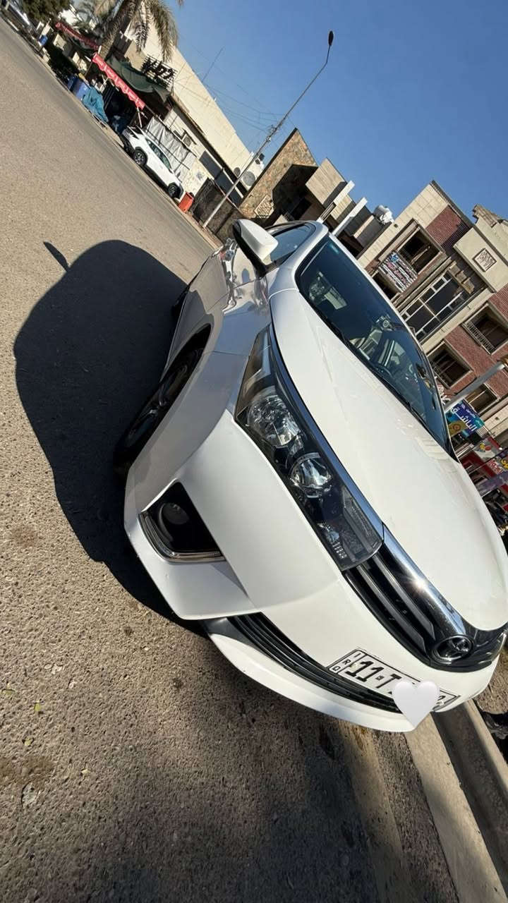 السلام عليكم 
كورلا 2015 خليجي 
سياره جديده جدا بيها جاملغ مبدل اثر طخه بسيطه مصورها سياره ماشيه ٦٥ جديده جدا رقم بغداد بأسمي مكانها بغداد السعر 138$ بيها مجال بسيط  للاستفسار فقط هـ ***********
