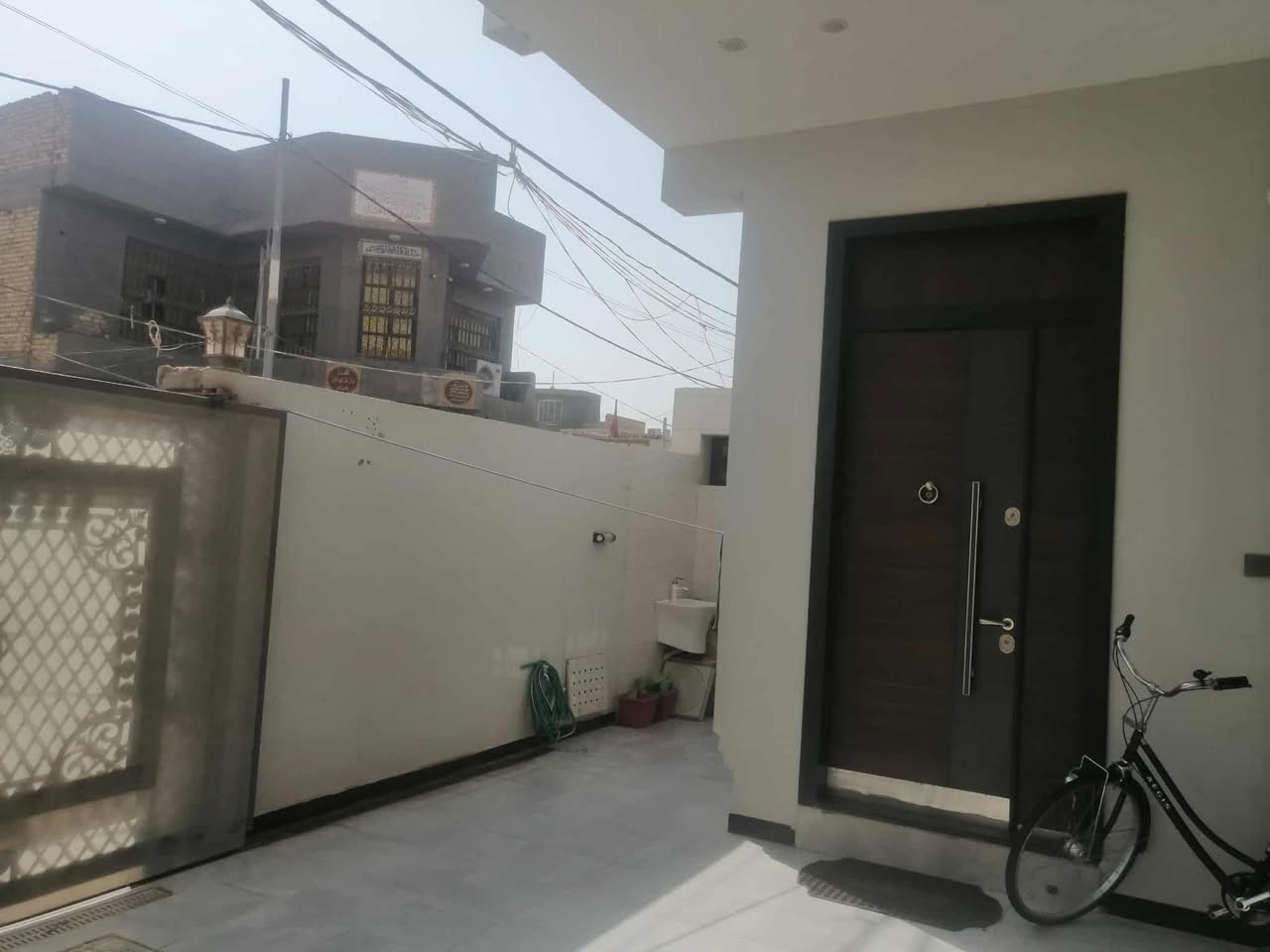 دار للبيع المساحه 200 متر طابقين بناء جديد كونكرية يحتوي على غرفتين وصاله وستقبال ومطبخ وصحياة وحمام الطابق الثاني يحتوي على غرفتين وصاله ومطبخ وصحياة وحمام العنوان حي العسكري الثانيه قرب صيدلية كبسوله مرجعة مكتب الكعبي للعقار *********** وتساب اتصال
