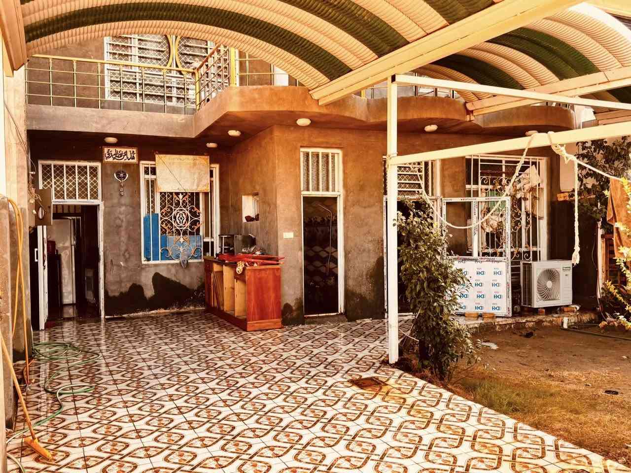 السلام عليكم ورحمة الله وبركاته بيت طابو صرف وموقع مميز ع طريق حلة كربلاء قرب كراج العتبة وسيطرة ام الهوى مساحة البيت ٢٥٢ متر ركن ع شارعين الرئيسي والفرعي يحتوي البيت اربعة غرف نوم  مع صالة كبيرة مع غرفة الاستقبال كبيرة يحتوي ع مجموعة صحية خارجية للزوار بناء البيت في سنة 2020 الموقع بي خدمات كثيرة للاستفسار الاتصال ***********
