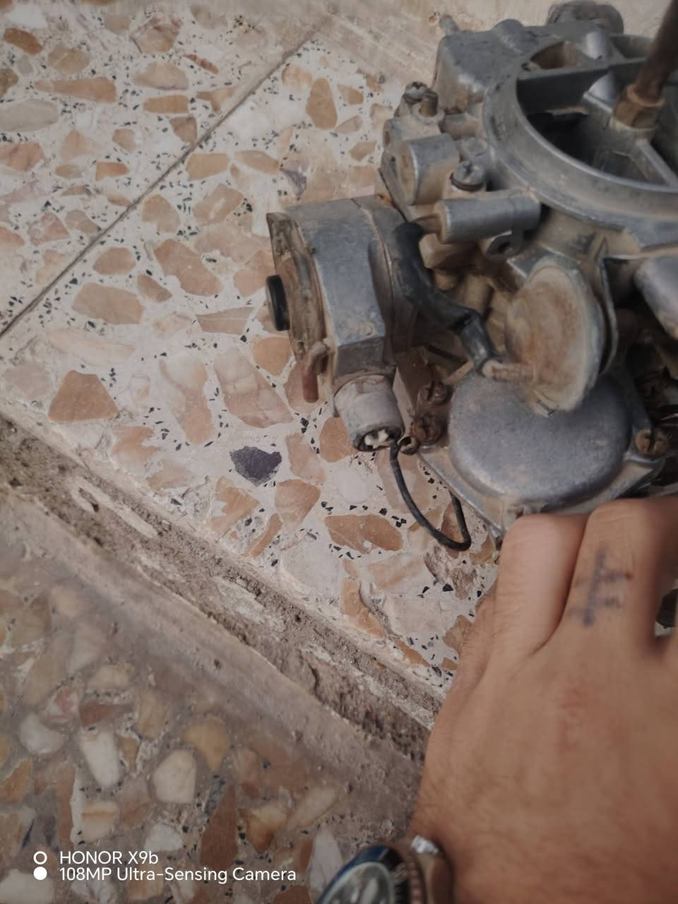 سلام عليكم كابريتر نيسان بترول( اصلي) 4500  نضيف بحاله جيده بيه بعض نقوصات بسيطه ديج كازكت بوابه صفح فقط شغال ما بيه شي سعره 100الف فقط   هذه رقمي *********** عواني ميسان
