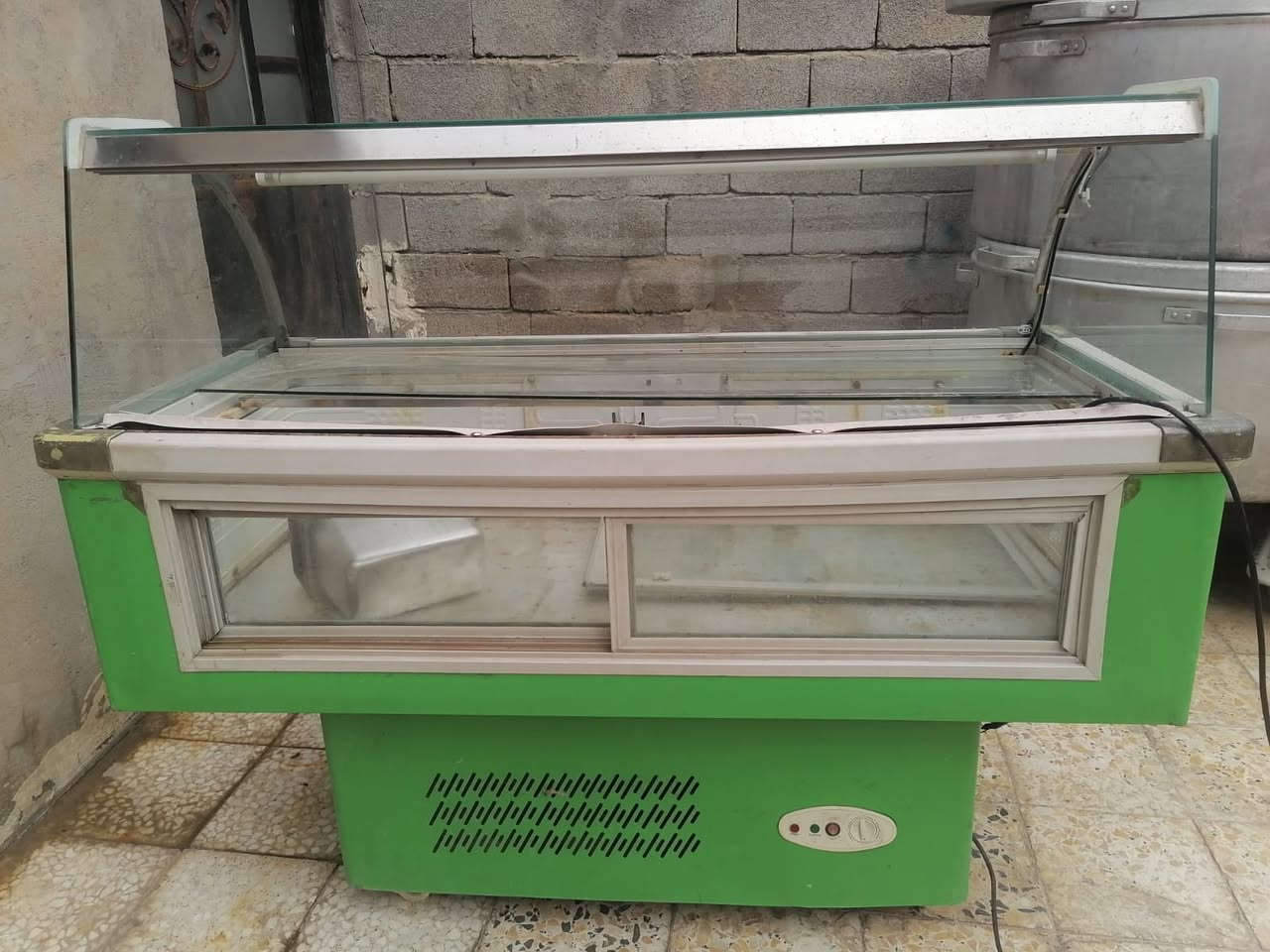 براد البيع شغال بيع مستعجل نضافته وسط او فوك الوصط براد حلو جنت استخدمه بل محل انطيني بي سعر ونتراهم بس لا تكسر بي ***********
