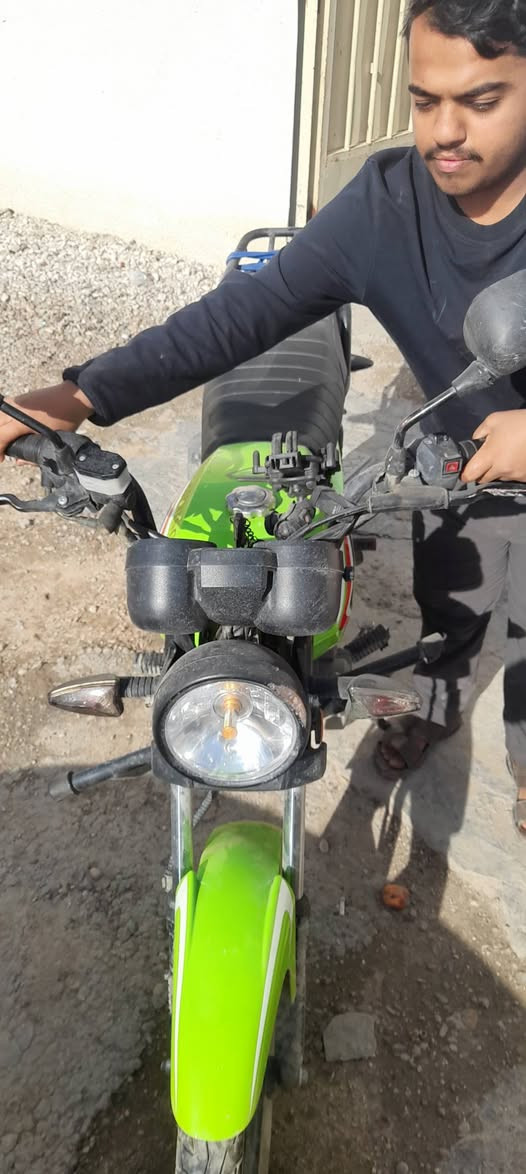 سلام عليكم 
عندي شايينك لون اخضر  موديل 23 طالع بل25 مكمرك وكامل مكاني بلدورة  [[[[سويت حادث كلش بصيط بيها وأريد أبيع على وضعيتها ]]]]ملاحظة ما مشتغلة دلفري ابد اني صاحبها  الثاني ]]]]]بيها نقص ستاند وصطي وعدد الكيلو متر واكف 
سعر(( مليون  )) وبيها مجال 
*********** واتساب 

[[]]]]][[[[
*********** بدون واتساب
