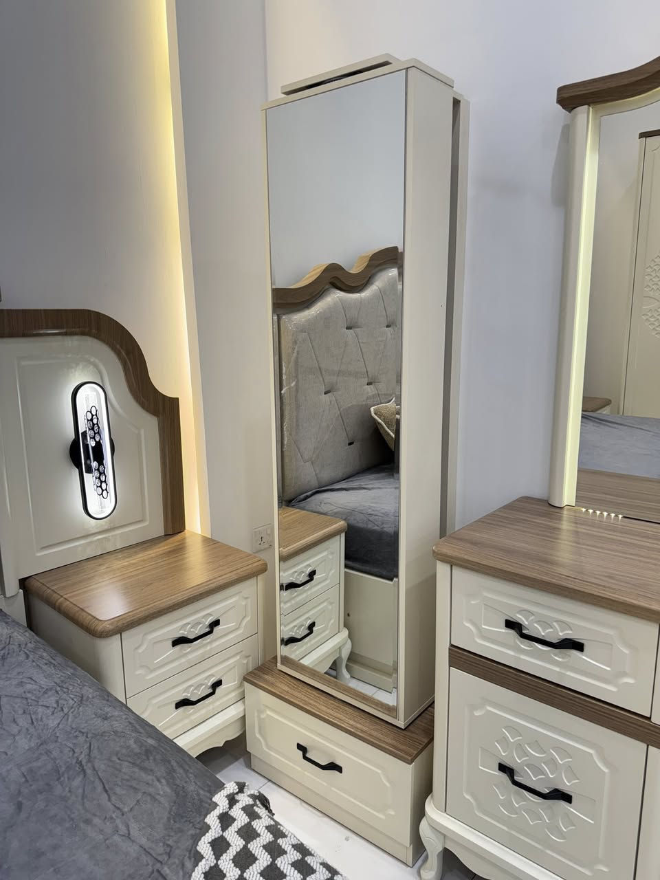 #دارك_مول_للأثاث

غرفة هادئة كأنها قطعة من نور، يلتقي فيها نقاء الأبيض بدفء الخشب، فتمنحك إحساساً بالراحة والأناقة في كل زاوية 🪵

غرفه تركيه 11 قطعه بجوده عاليه ومتانه وراحه

   صناعه تركيه🇹🇷
📍 كربلاء_طويريج_الحولي 
📞للتواصل:***********

. #غرف# #أثاث #كربلاء #بابل #النجف #بغداد
