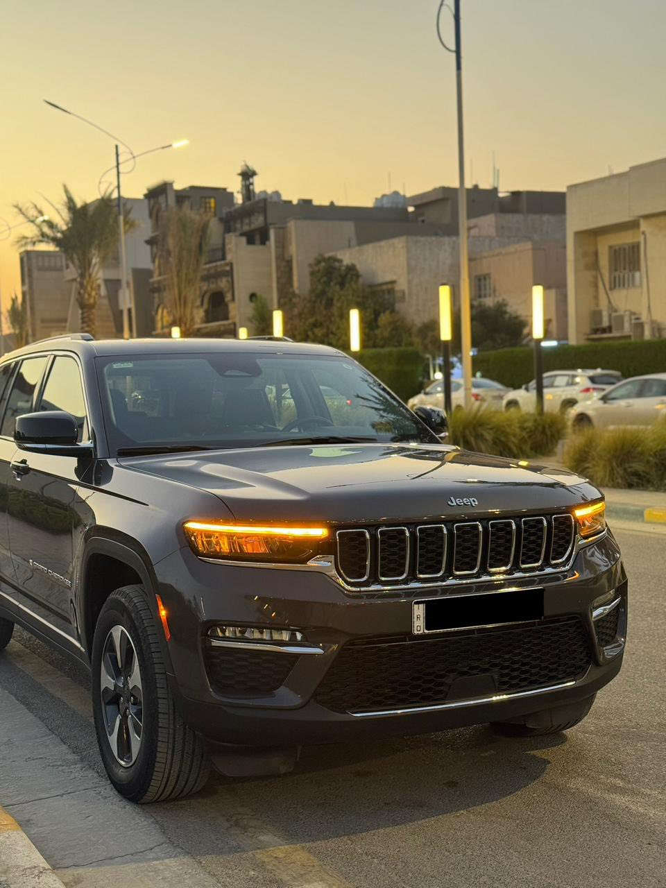 السلام عليكم
جيب كراند شيروكي Xe4 هايبرد 

اللون رصاصي غامق

2023

 وارد امريكي (صور الحادث و السونار بالمنشور)

حجم المكينة 2000تيربو + هايبرد + شحن منزلي

 تكدر تشحنهه بالبيت تمشيك مايقارب 50 كيلو متر، 

باي سرعة من غير مايشتغل محرك البنزين  

رقم بغداد الجديد (مميز)

فول مواصفات 1/1

خمسة راكب 

رادار 360 درجة 

تحديد مسار 

حساسات خلفية 

تبريد قطعتين 

خمس انضمة قيادة 

 بانوراما

دفع رباعي. 

 كير موس 

 هاند بريك بصمه 

مقود جلد + تدفئة 

شفتات ستيرن 

لايتات لد 

هيترات في الكشن 

السعر33000$  وبيه مجال بسيط

الاستفسار :***********
