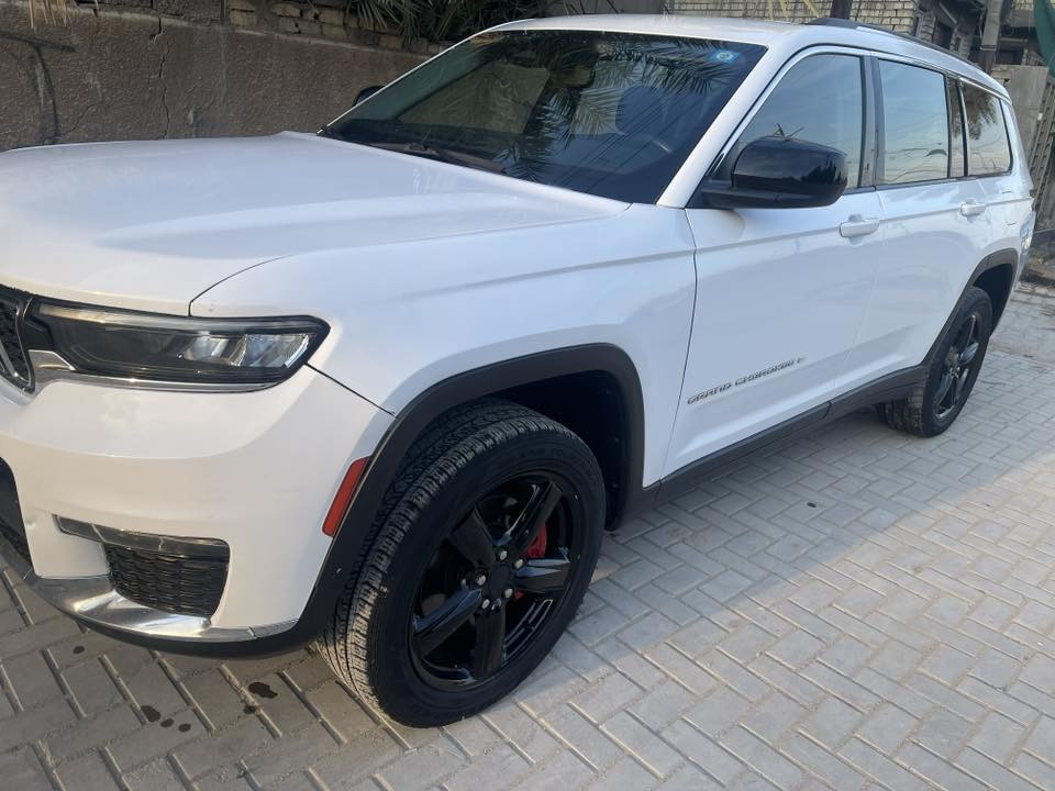 السلام عليكم جيب كراند شيروكي الفائة لمتد (وارد امريكي) مويل 2022 الون ابيض دخول ذكي  تشغيل عن بعد صندوك كهرباء 7راكب سياحي منفصل داخل اسود مخمل فور ويل محرك 3.6 رقم بصرة مشروع وطني بسمي السعر (260)$
العنوان بغداد البلديات 
موبايل ***********
