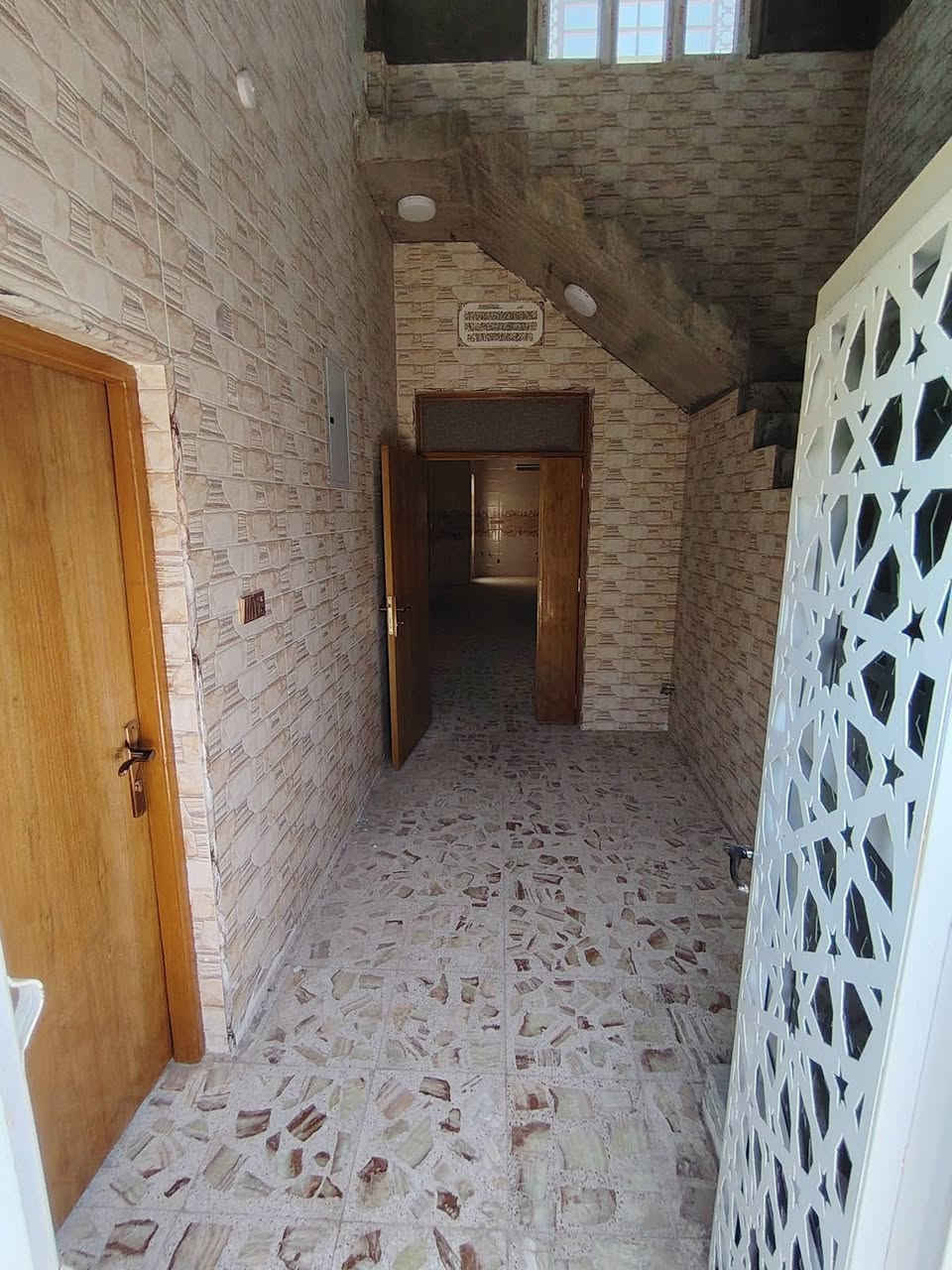 بيت زراعي سند ٢٥ ٢٠٠ متر مربع  ٢٠×١٠ يحتوي على غرفتين غرفه سويت وصاله كبيره. مطبخ صحيات ٣  مع ٤ سبالت LG و مراوح  وبردات وسخان بناء درجه اوله طابوك

العنوان شارع المعمل يبعد عن الشارع العام ٨٠ متر ١٠٠ متر شارع سيد حبيب  السعر ٧٣ بي مجال  ***********
