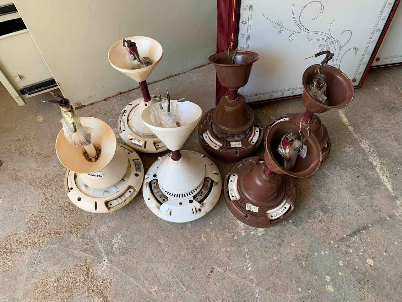 بنكات سقفية عدد ٦  سعر الوحدة ١٥ الف كل ٢ السعر ٢٥ الف وثريات مال اضوية مال سقف ثانوي العدد ٤ السعر كل ٢ ٢٥ الف للاستفسار الاتصال بالرقم التالي *********** العنوان سليمانية السوق
