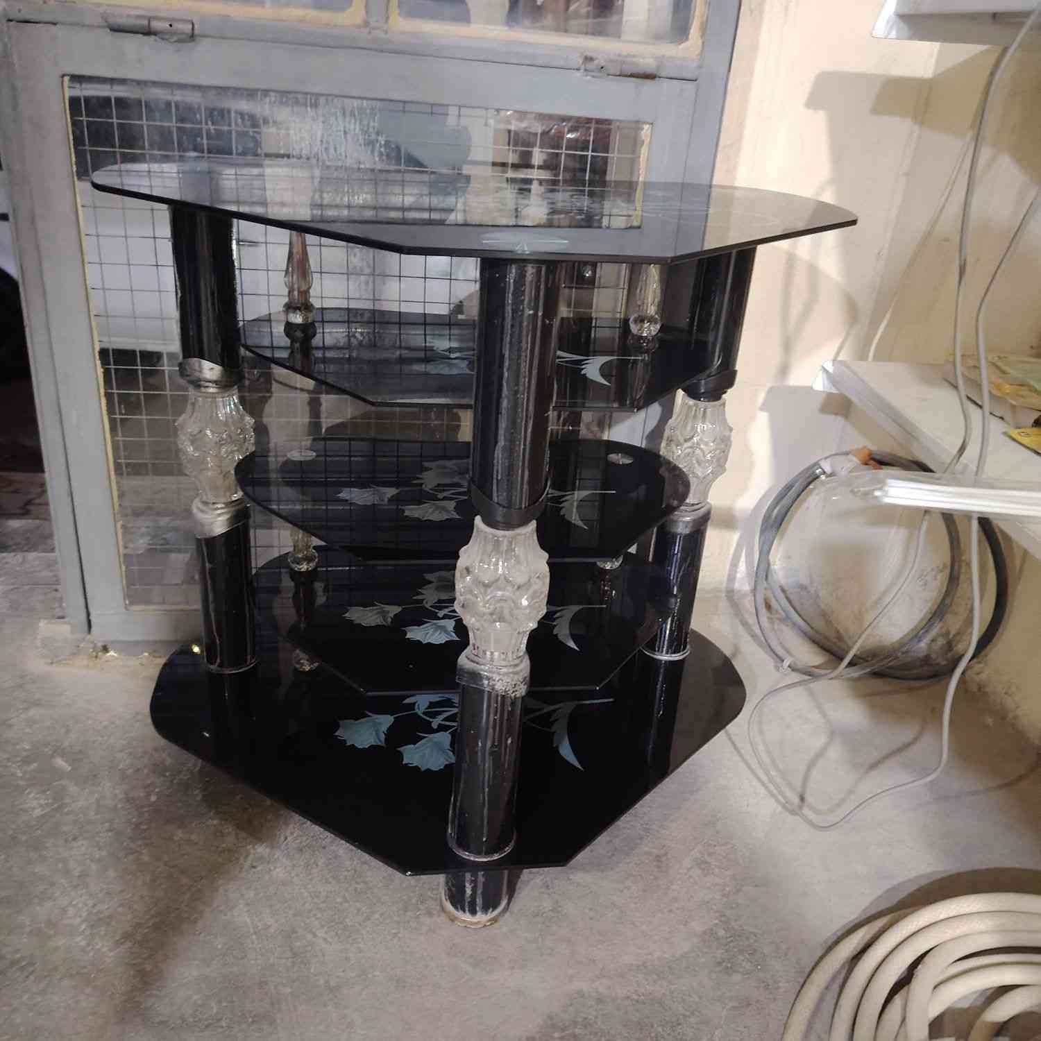 ميز للبيع اخو الجديد  السعر 30 الف وبيها مجال بسيط
للاستفسار ***********
