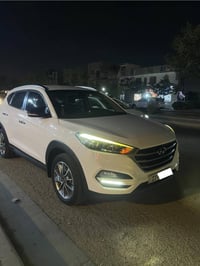 توكسان 2018 خليجيه مكفوله من الضربه ولصبغ تبريد قطعتين ومكينه 2000 دوش...